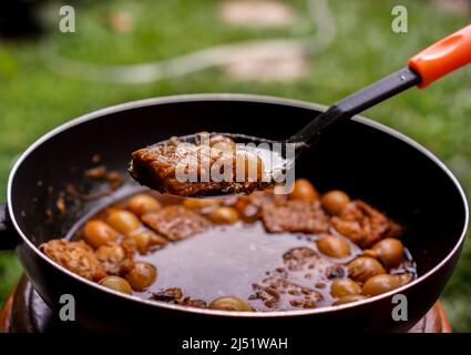 Wachteleier, Tofu, tempe mit Sojabohnensauce `semur` in der Pfanne Stockfoto